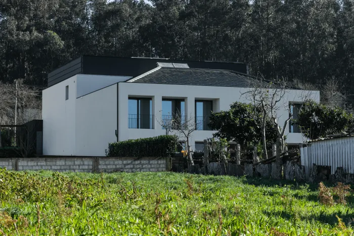 Telha Lógica®Plana no telhado e na fachada de moradia no distrito do Porto
